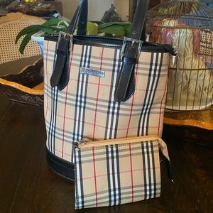 Bucket bag with feet and matching coin purse